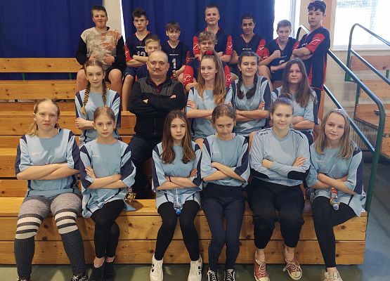 Zdjęcie grupowe uczestników zawodów z trenerem