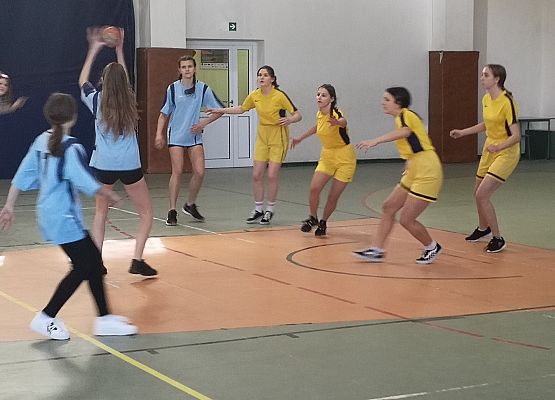 Zawodniczki na boisku podczas gry w piłkę