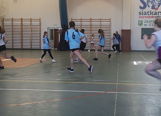 Zawodniczki na boisku podczas gry w piłkę