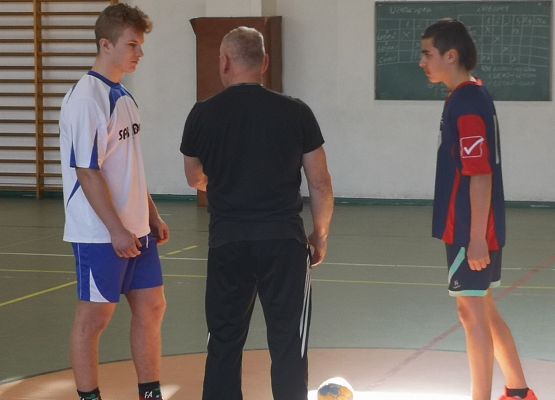 Zawodnicy słuchają wskazówek trenera