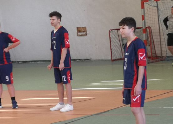 Zawodnicy na boisku podczas gry w piłkę