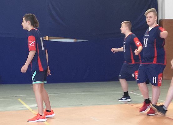 Zawodnicy na boisku podczas gry w piłkę