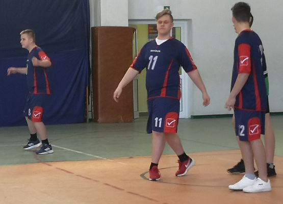 Zawodnicy na boisku podczas gry w piłkę