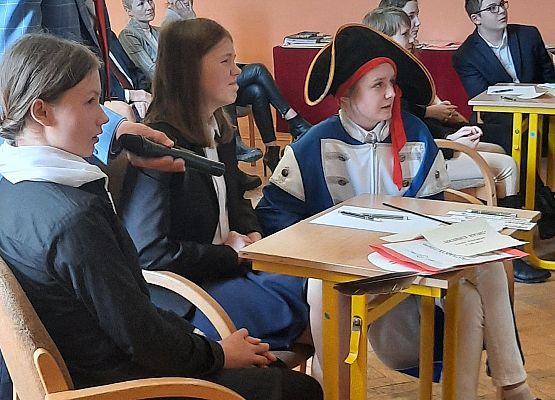 Uczennice siedzą przy stoliku