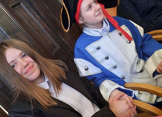 Uczennice siedzą przy stoliku