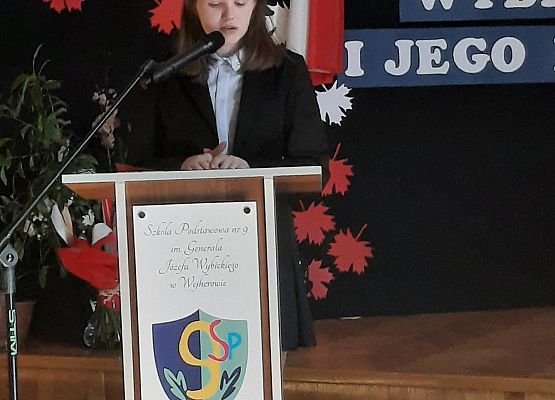 Uczennica przemawia na mównicy