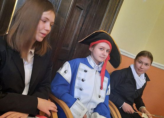 Uczennice siedzą przy stoliku