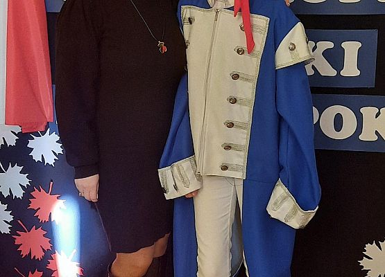 Nauczycielka historii z uczennicą w stroju Napoleona