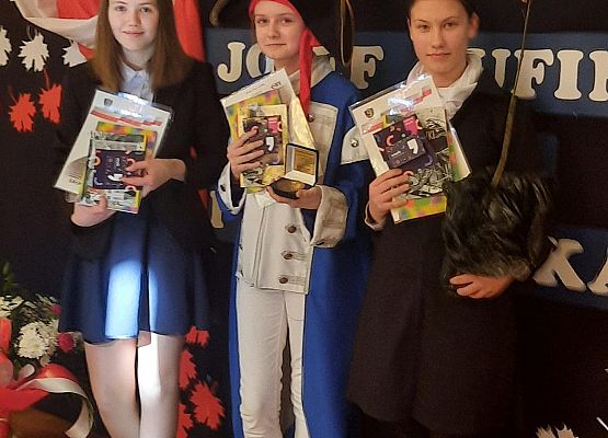 Uczestnicy konkursu prezentują nagrody