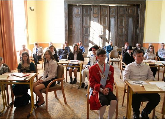 Drużyny konkursowe siedzą przy stolikach