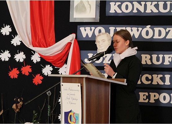 Uczennica odczytuje referat