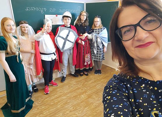 Uczniowie klasy V na lekcji historii odgrywają scenki z pasowania na rycerza
