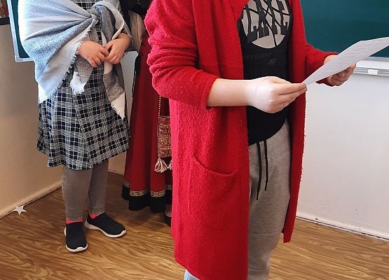 Uczniowie klasy V na lekcji historii odgrywają scenki z pasowania na rycerza