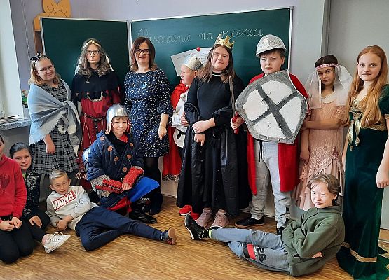 Uczniowie klasy V na lekcji historii odgrywają scenki z pasowania na rycerza