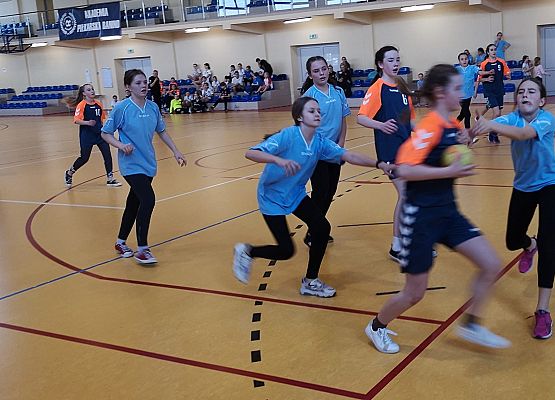 Uczennice grają w piłkę ręczną