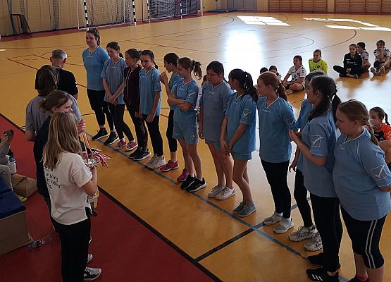 Zawodniczki stoją podczas wręczania nagród