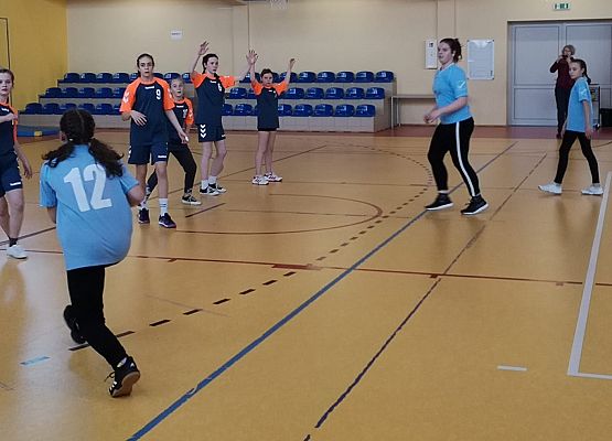 Uczennice grają w piłkę ręczną