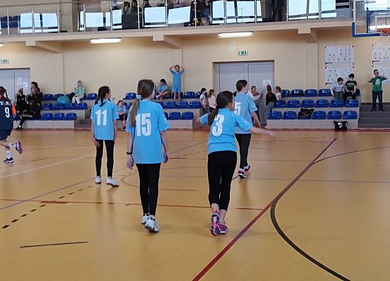 Uczennice grają w piłkę ręczną