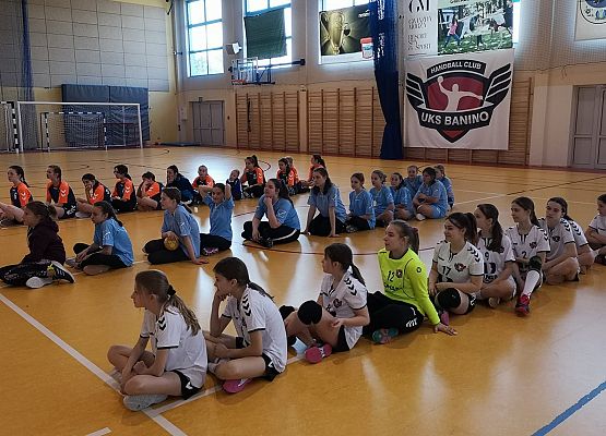 Zawodniczki siedzą na podłodze