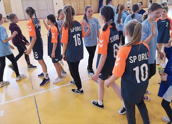 Zawodniczki na boisku z przeciwną drużyną