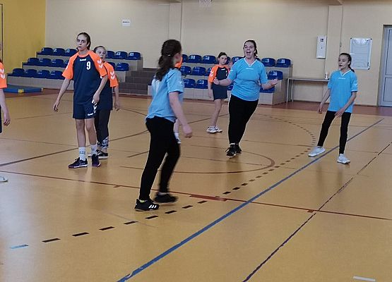 Uczennice grają w piłkę ręczną