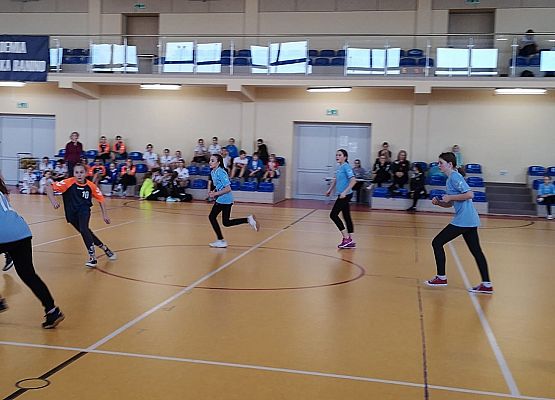 Uczennice grają w piłkę ręczną