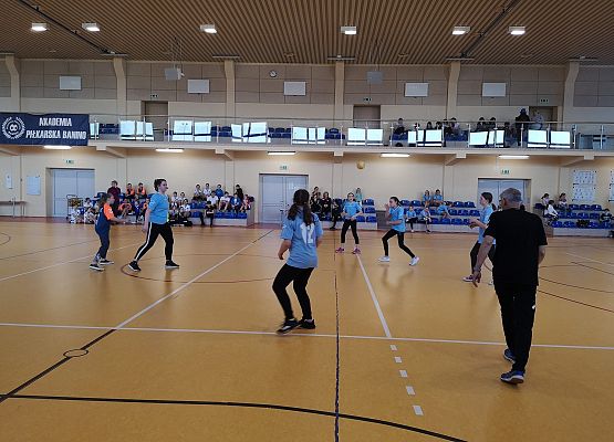 Uczennice grają w piłkę ręczną