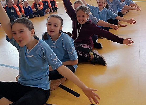 Zawodniczki siedzą na podłodze