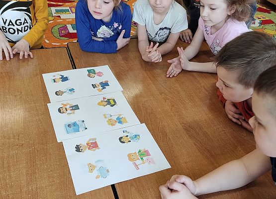 Dzieci omawiają różne zawody