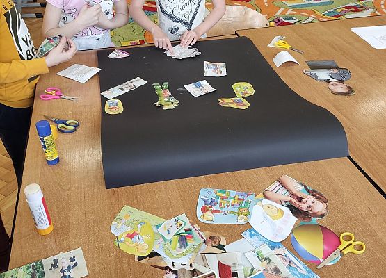 Dziewczynki tworzą kolaż