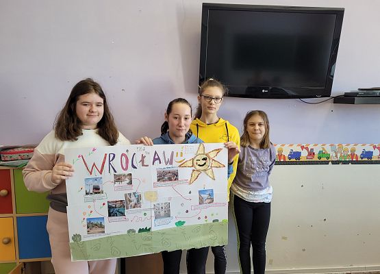 Uczniowie prezentują projekt oferty