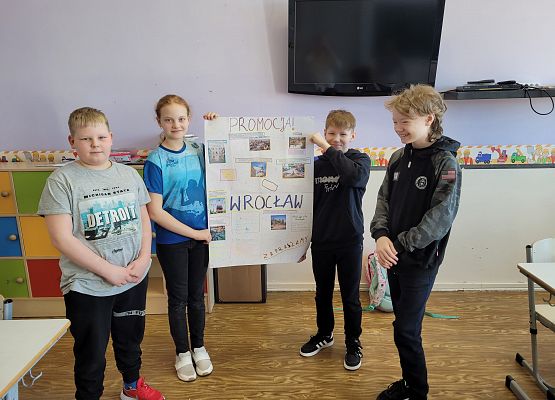 Uczniowie prezentują projekt oferty