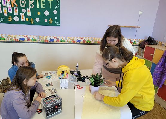 Uczniowie pracują w grupie - tworzą plakat