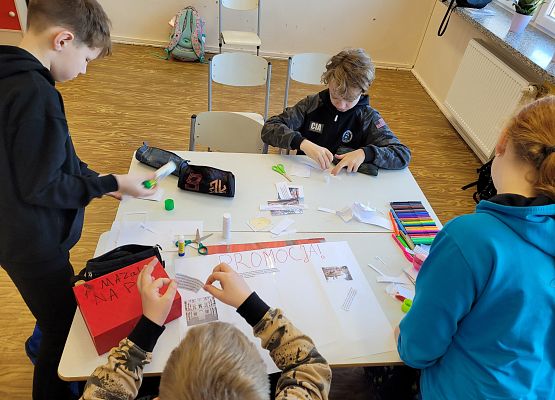 Uczniowie pracują w grupie - tworzą plakat