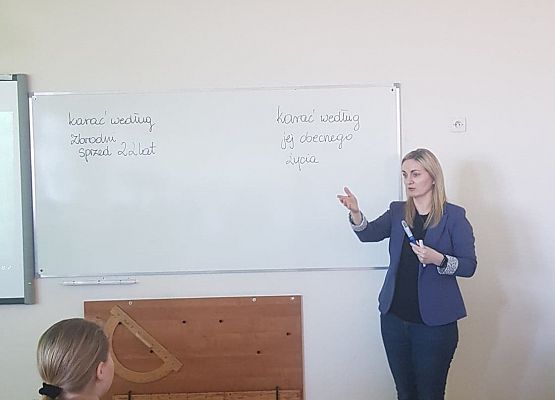 Nauczycielka pisze na tablicy