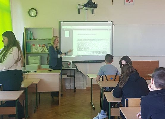 Uczniowie oglądają wykład profesora Andrzeja Zolla