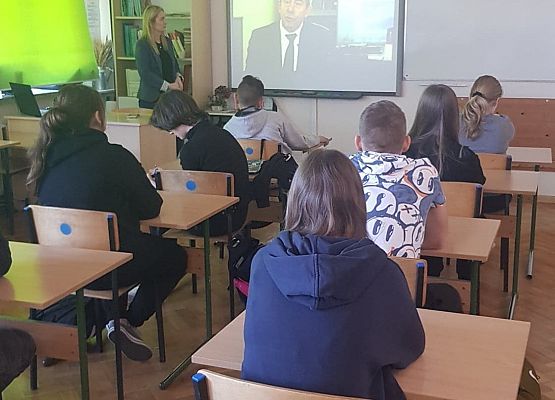 Uczniowie oglądają wykład profesora Andrzeja Zolla