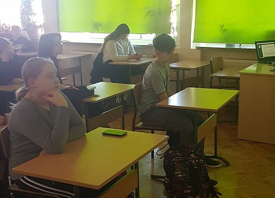 Uczniowie oglądają wykład profesora Andrzeja Zolla