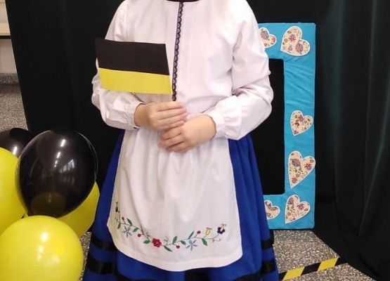 Uczennica w stroju kaszubskim