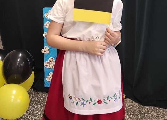 Uczennica w stroju kaszubskim