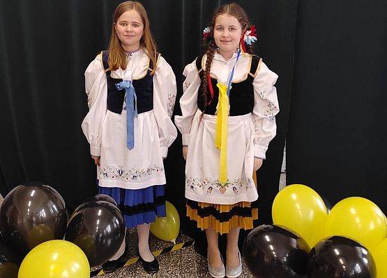 Uczennice w stroju kaszubskim