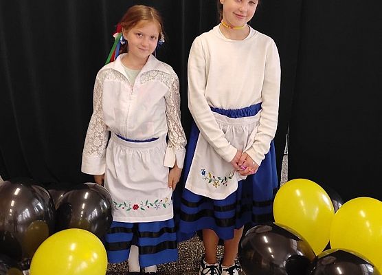 Uczennice w stroju kaszubskim