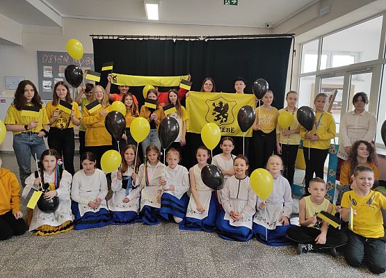 Uczniowie w strojach kaszubskich