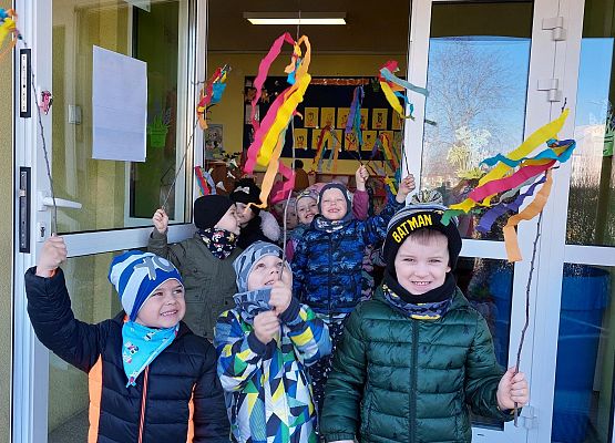 Dzieci wychodzą z przedszkola na spacer