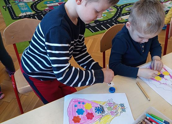 Chłopcy wykonują prace plastyczne