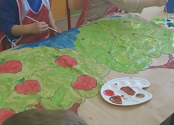 Dzieci malują plakat sadu