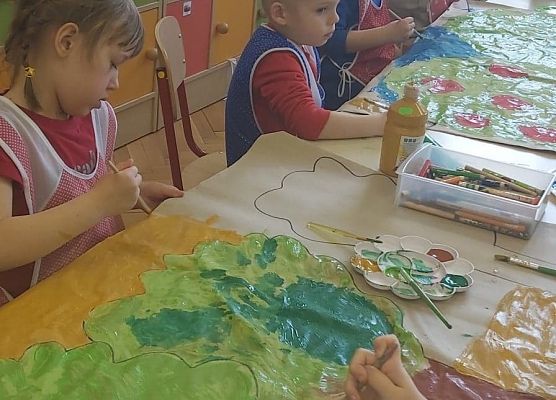 Dzieci malują drzewa na plakacie
