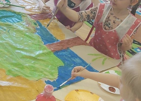 Dzieci malują drzewa na plakacie