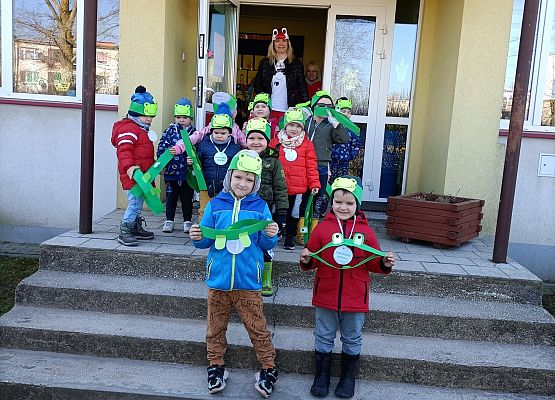 Dzieci wychodzą na spacer