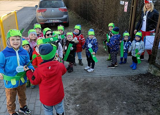 Dzieci wychodzą na spacer